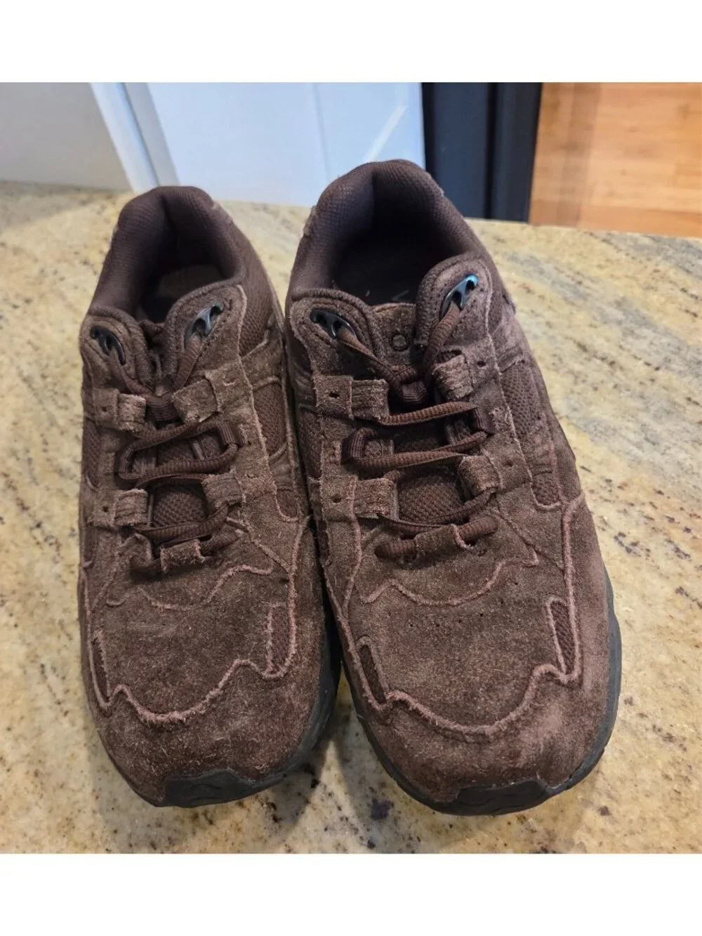 Vionic Walker Shoes Womens Size 8.5  Brown Suede Sneakers